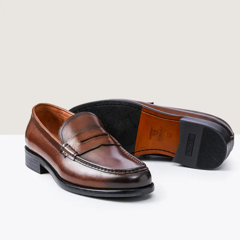 男生樂福鞋推薦 - Vanger 都會雅仕雅痞便士樂福鞋（正面與鞋底）